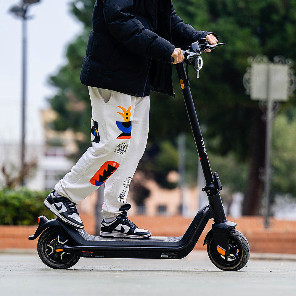 NIU - KQi3 Pro Foldable Electric Kick Scooter w/ 31 mi Max Operating Range &amp; 20 mph Max Speed - Black