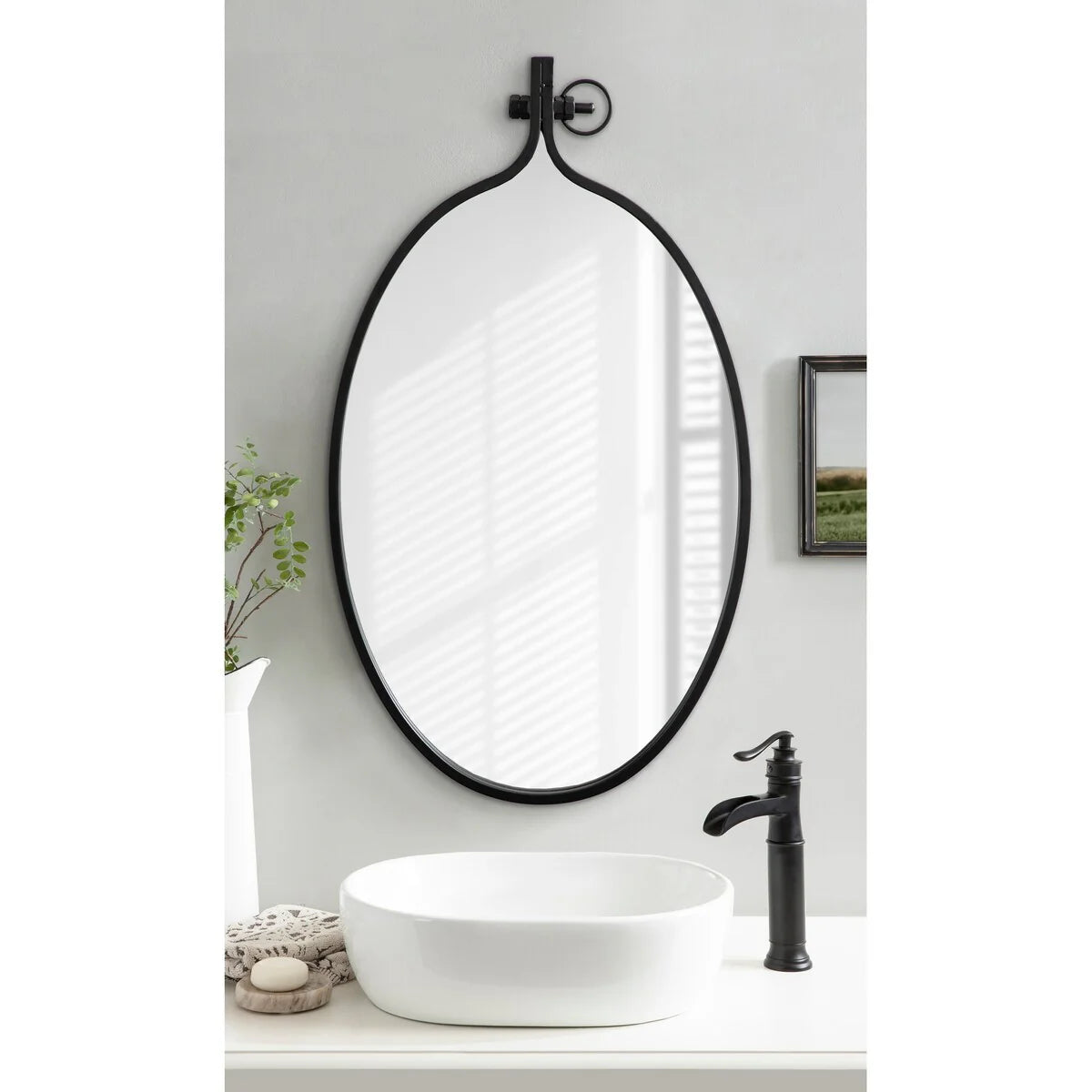 Modern Round Wall Mirror With Decorative Metal Frame