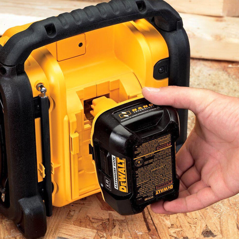 2025 20-Volt MAX Compact Corded / Cordless Worksite Radio