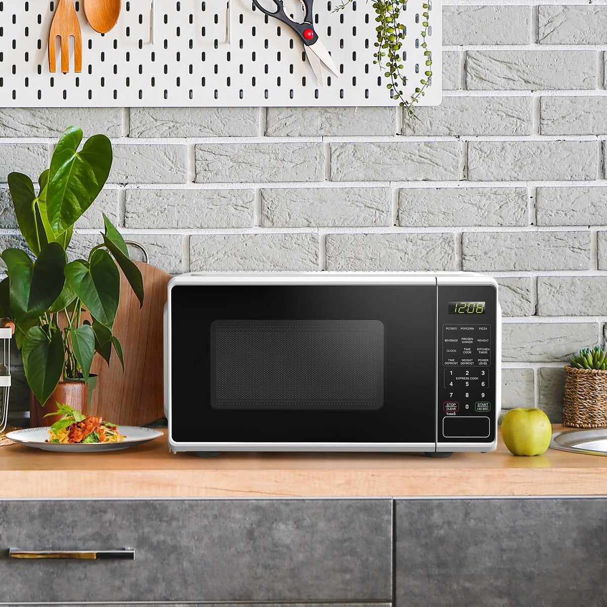 Mainstays 0.7 cu. ft. Countertop Microwave Oven, 700 Watts, White, New